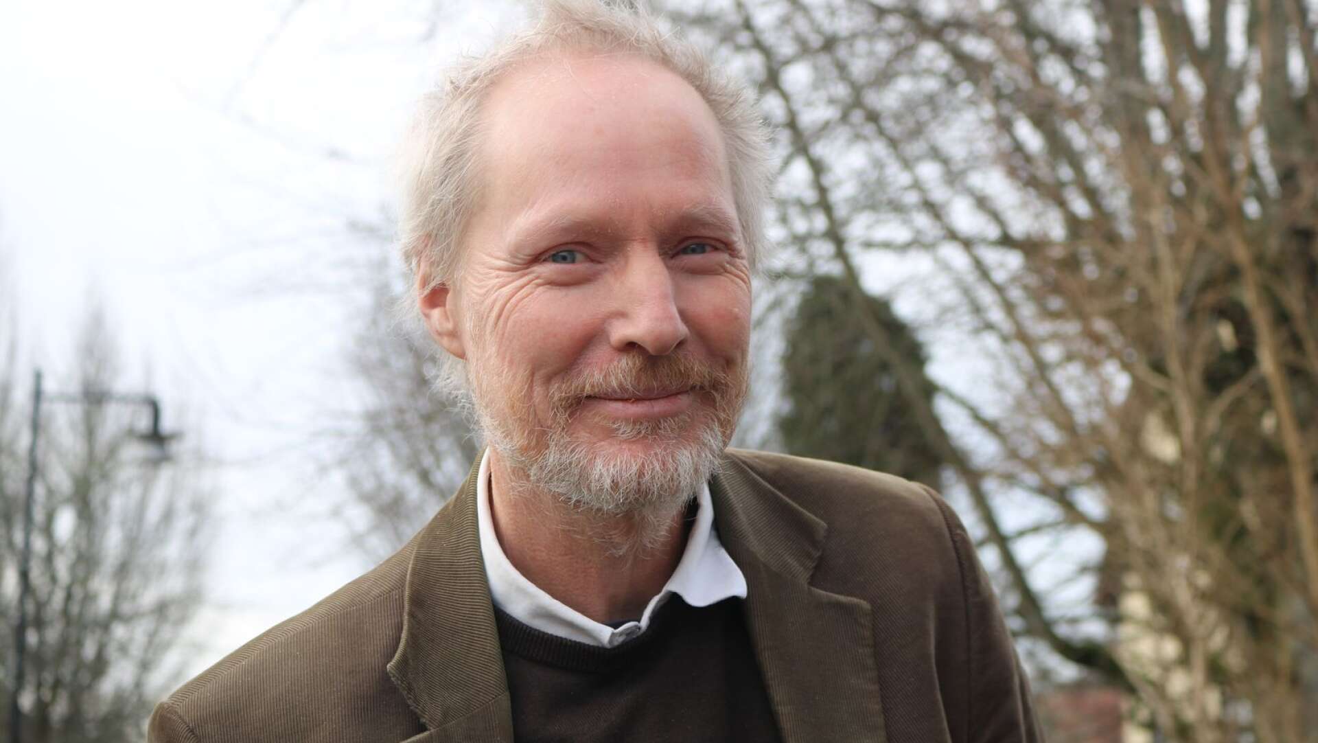 Gunnar Källström, kultursamordnare i Essunga, är också vissångare och författare. Nu ger han sig ut på sommarturné.