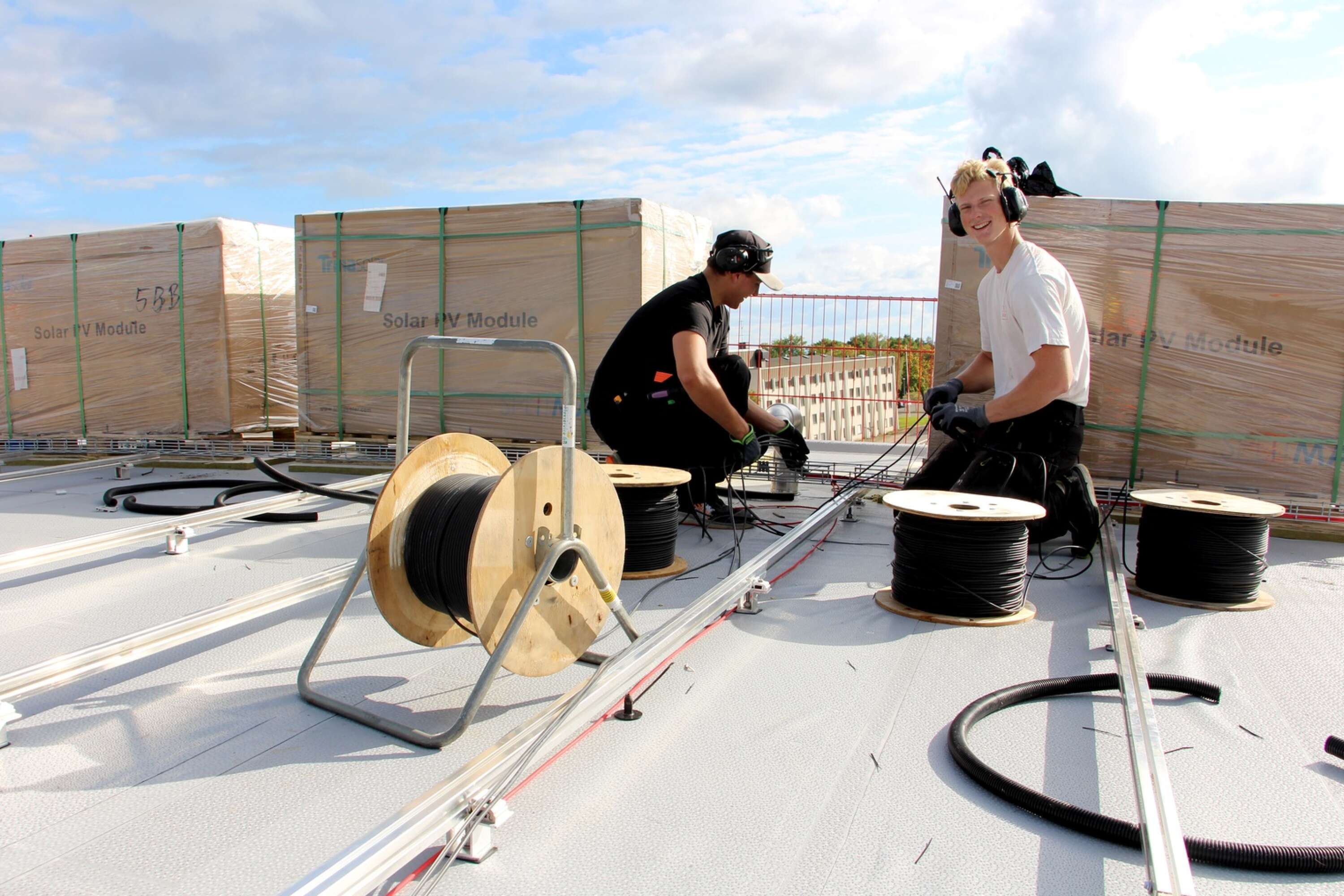 Kristian Korva och Robin Claesson har fin utsikt på jobbet när de förbereder för monteringen av solcellerna. Totalt jobbar 15-20 personer med takbygget.