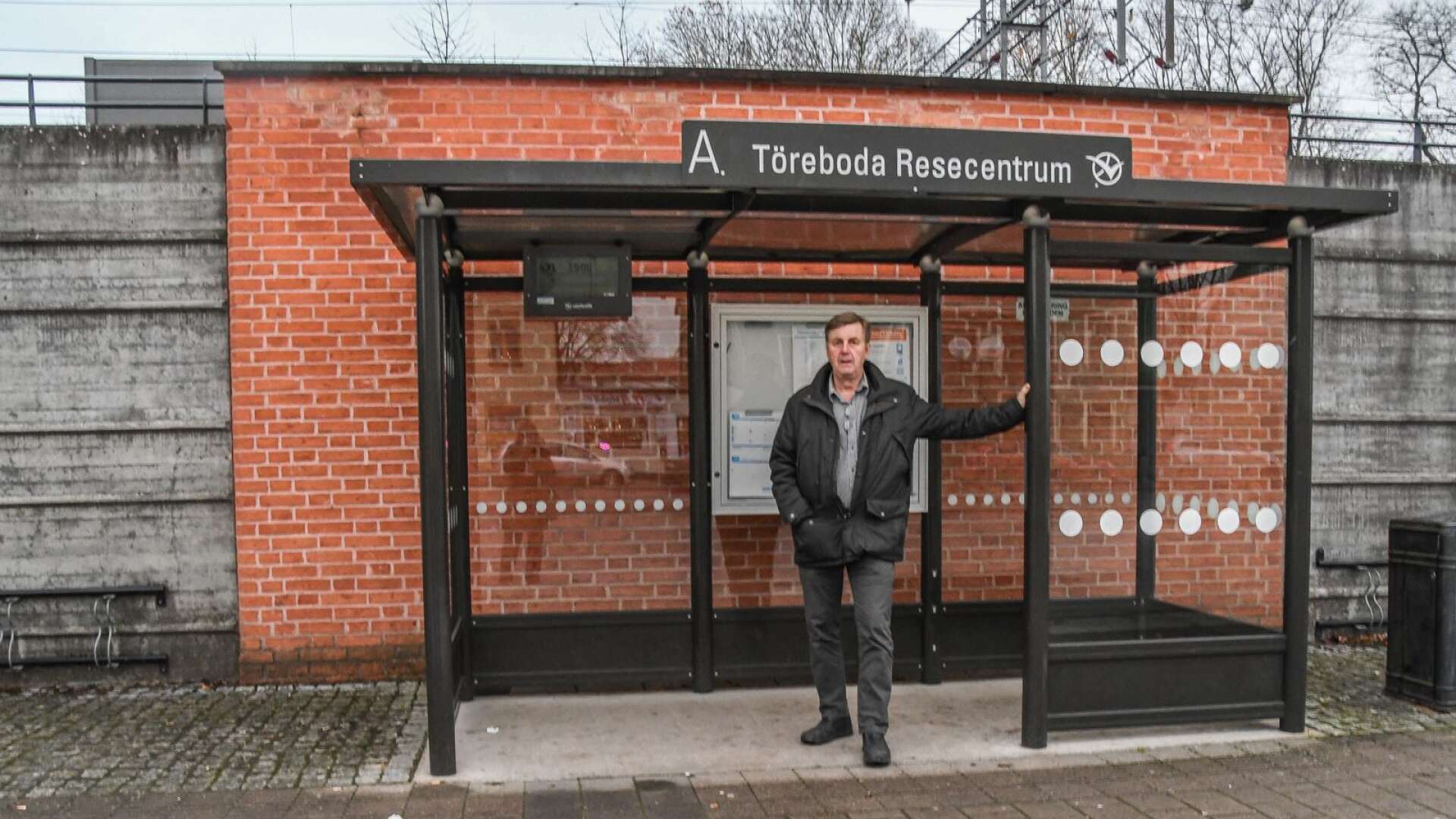 Kommunstyrelsens ordförande Bengt Sjöberg (M) visar ett av de fyra områden runt resecentrum som kommunen nu köper av Trafikverket. 