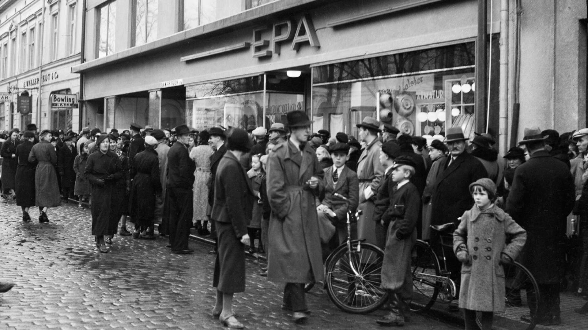Epa kommer till stan 1935 och öppnar sitt varuhus i den nybyggda fastigheten på Tingvallagatan 19. 1962 gick flytten till det som nu kallas 15-huset.