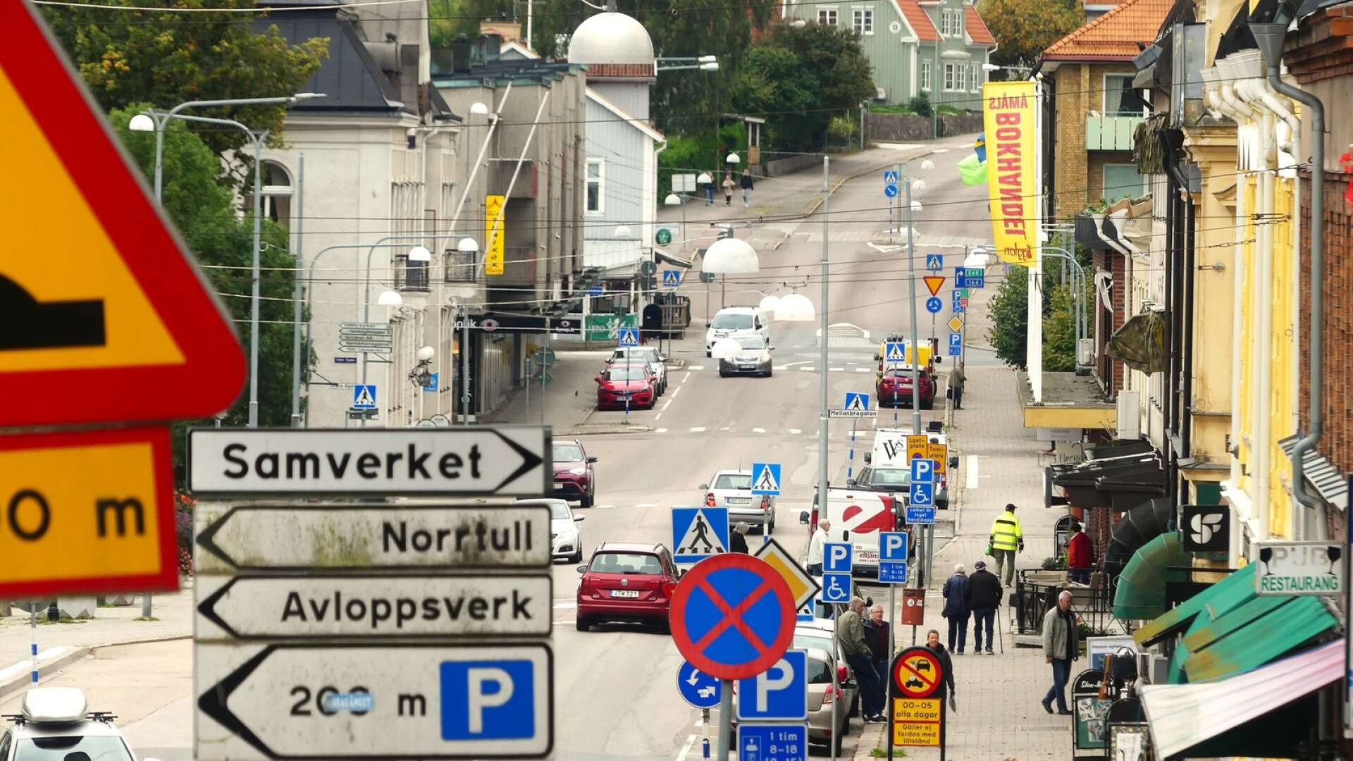 Teknik- och fritidsförvaltningen menar att gatljus måste släckas i Åmål om de inte får mer pengar av kommunen.