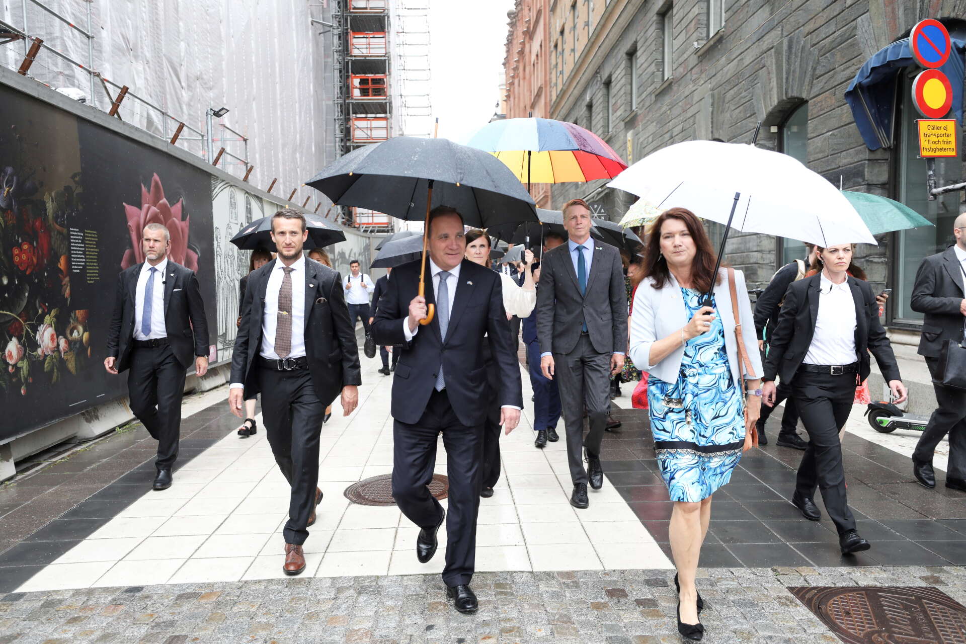 Statsminister Stefan Löfven (S) och utrikesminister Ann Linde (S) på väg till riksdagen för onsdagens statsministeromröstning. Arkivbild.