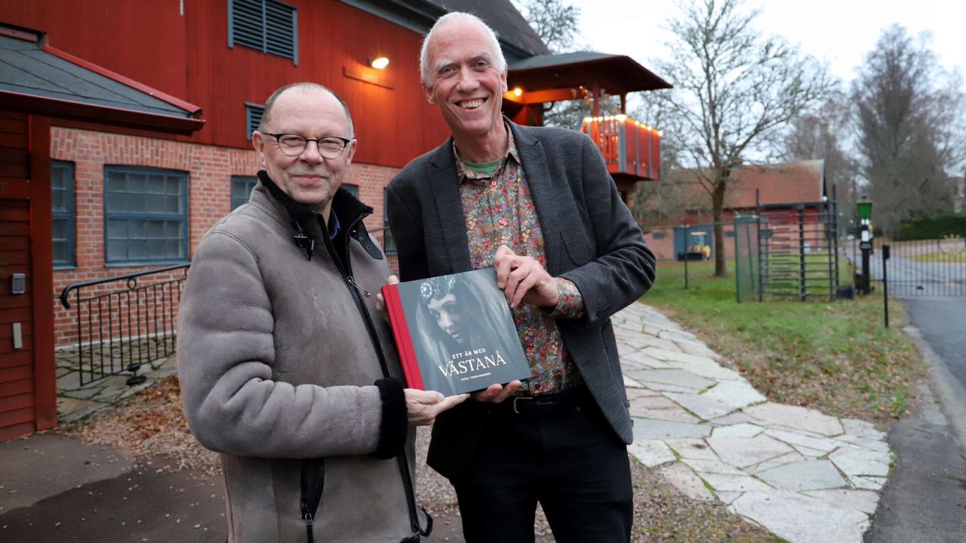 Fotografen Thor Hauknes (till höger) följde Västanå teater under ett år. Teaterchefen Leif Stinnerbom är nöjd med resultatet. ”Man blir lite förvånad själv hur mycket som kan ske på ett år. ”