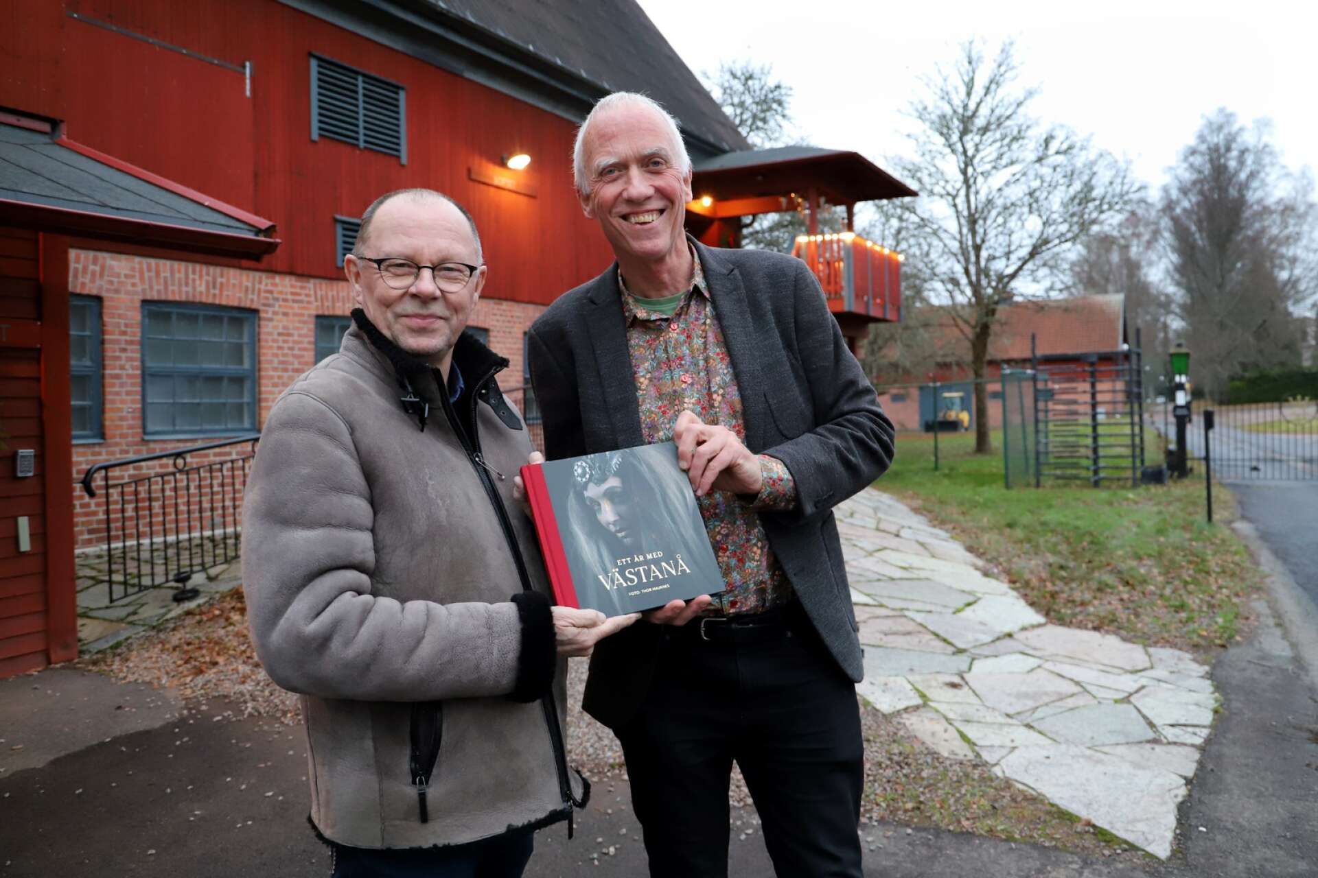 Fotografen Thor Hauknes (till höger) följde Västanå teater under ett år. Teaterchefen Leif Stinnerbom är nöjd med resultatet. ”Man blir lite förvånad själv hur mycket som kan ske på ett år. ”