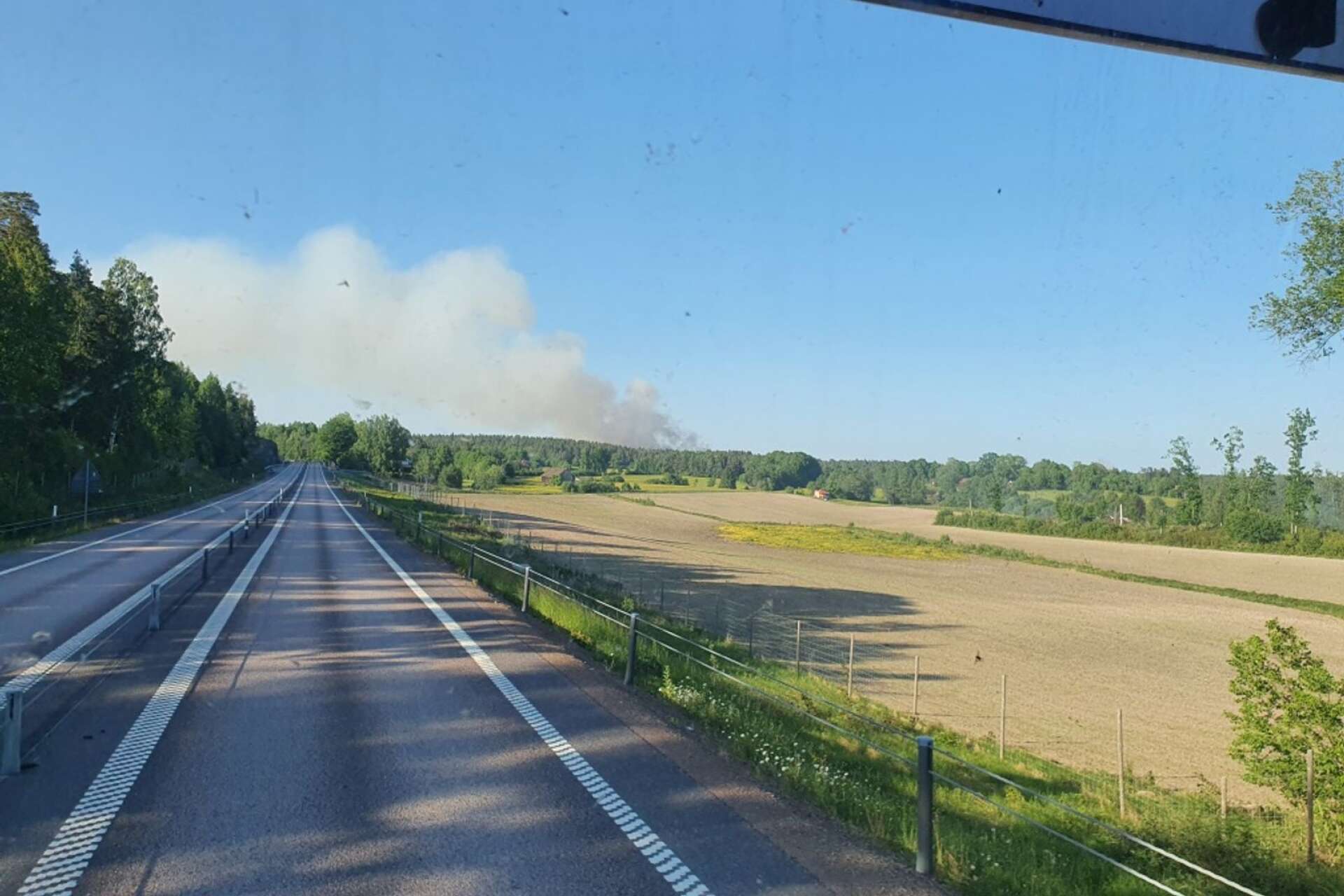 Flera små gräsbränder bröt ut längs järnvägen i Tybykasen, söder om Åmål. Rökutvecklingen syntes på långt håll. 