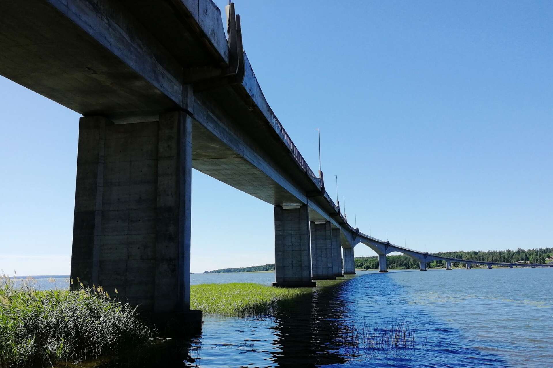 Länge gick reguljär färjetrafik mellan fastlandet och ön, men 1994 invigdes den majestätiska, kilometerlånga bron som går i en halvbåge över Östersundet. 