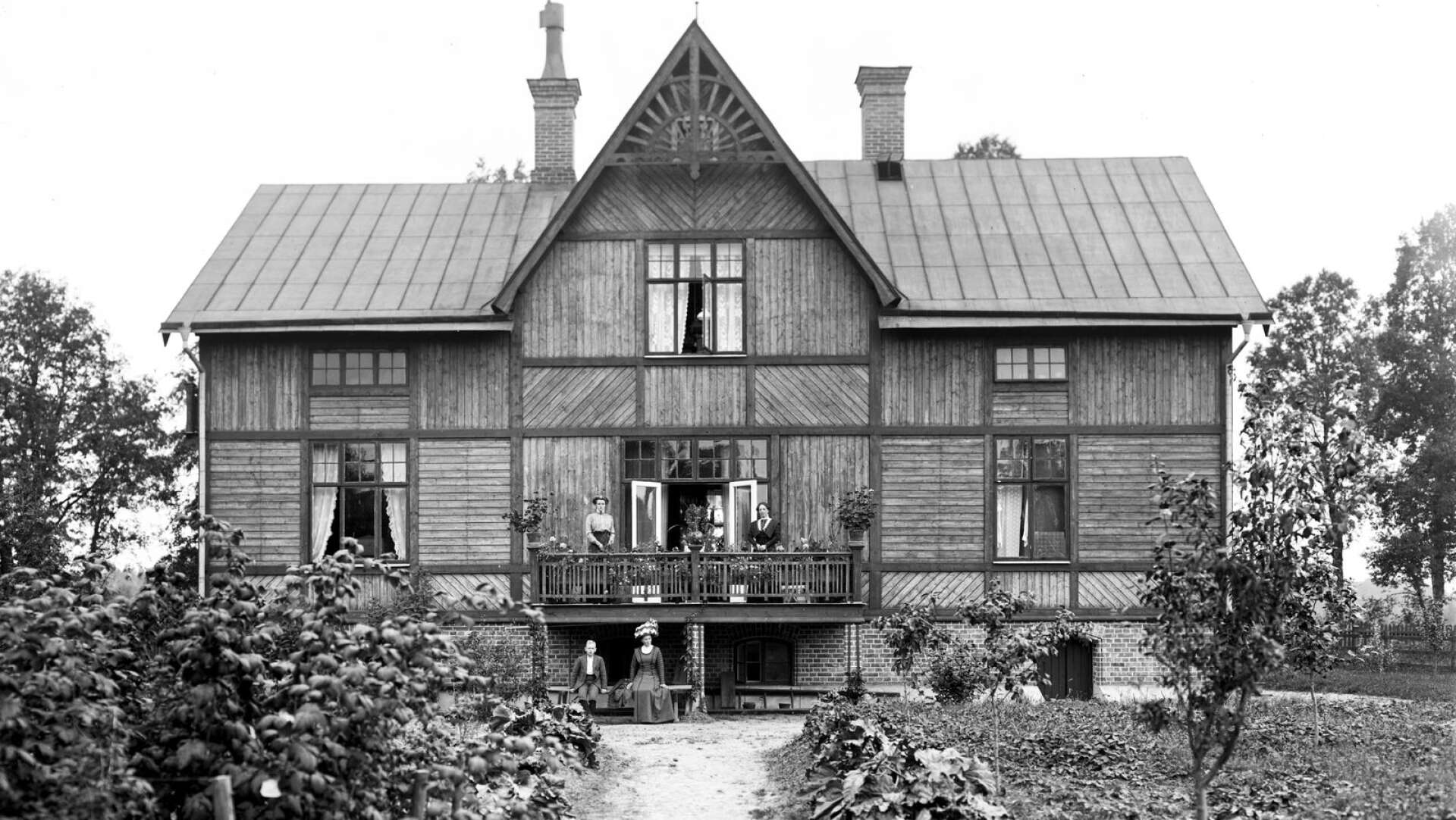 Gårdssidan på en villa byggd 1909 längs Älvgatan på Sommarro. Bilden tagen för dryga 100 år sedan.