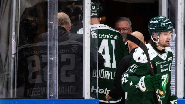 Henrik Björklund lämnar isen efter att ha fått en huvudtackling av Leksands Anton Lindholm.