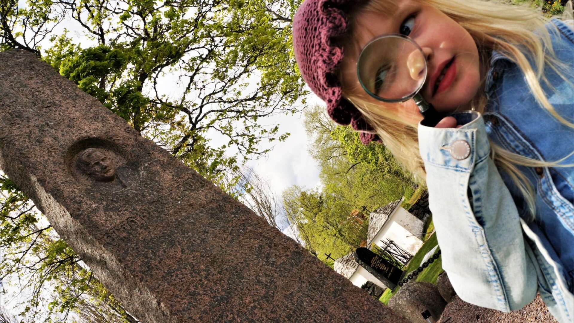  Konstnären Otto Hesselboms gravmonument vakar över Ånimskogs kyrkogård.