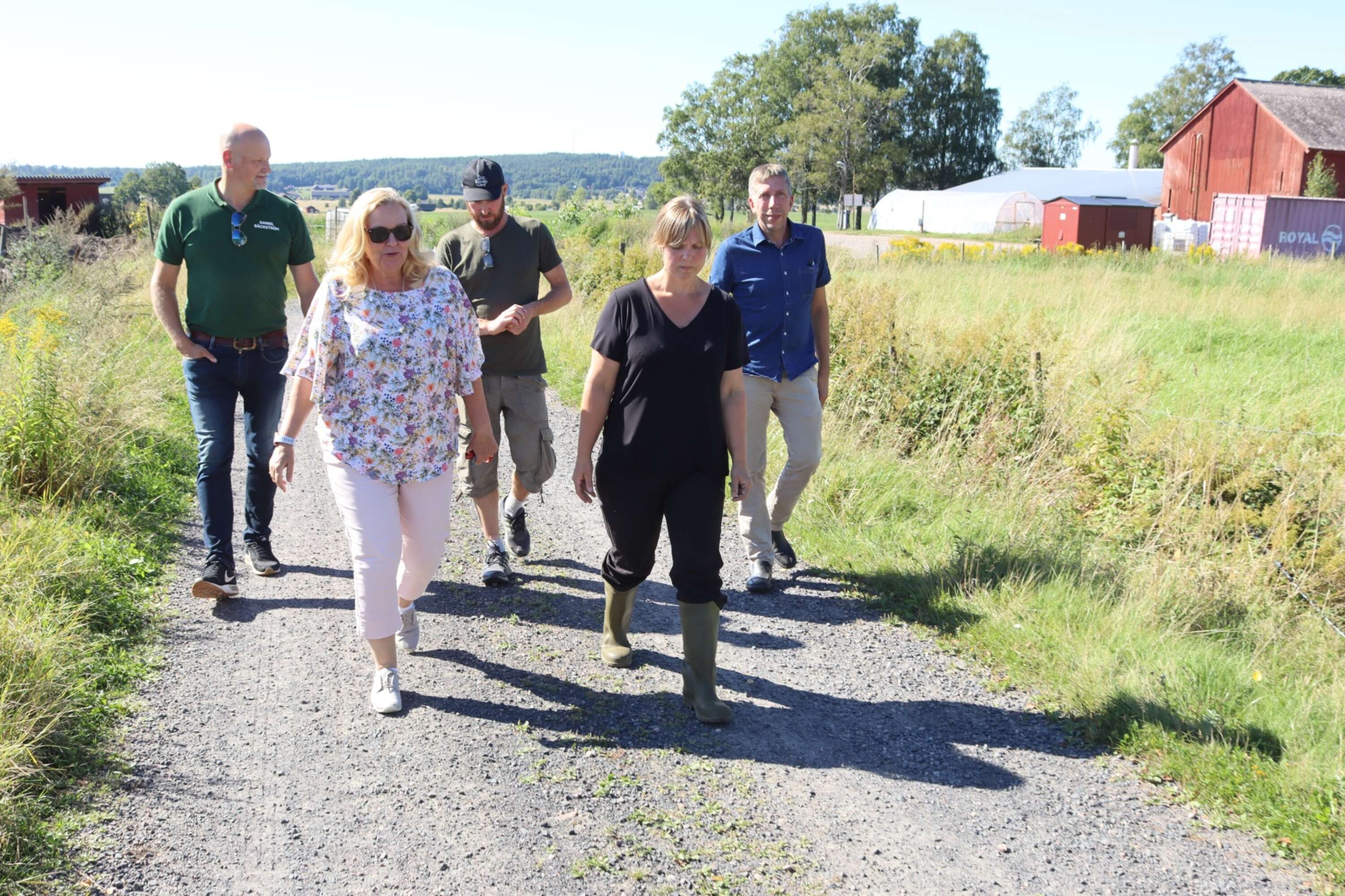 Daniel Bäckström besökte Henrik och Åsa Herminge på Karaby gård tillsammans med de lokala centerpartisterna Jane Larsson och Anders Ölmhult.