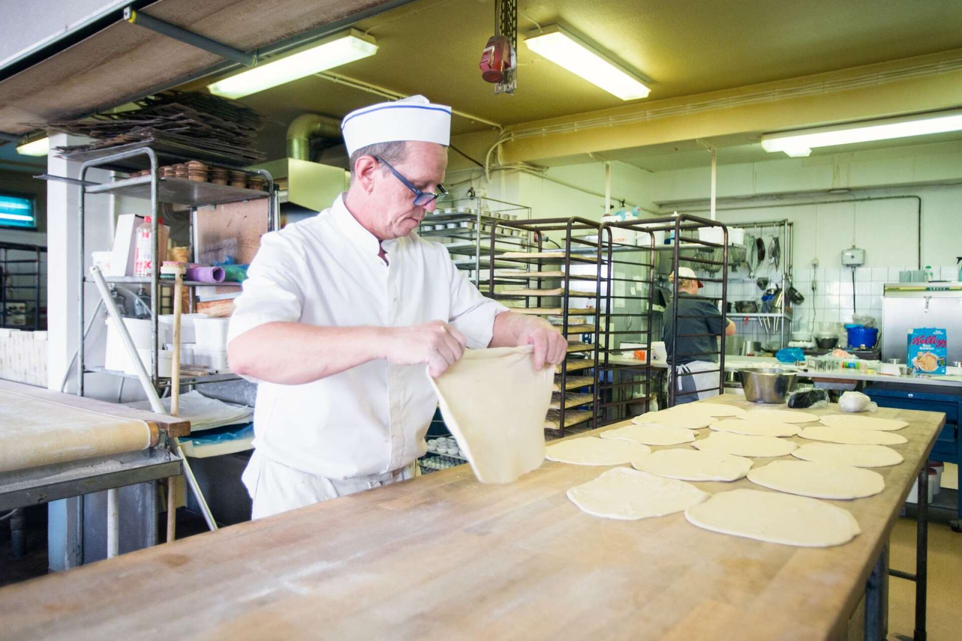 I bageriet finns flera maskiner som ska underlätta personalens arbete. Kavelmaskinen är en av favoriterna eftersom det hade krävts mycket tid för att kavla alla degar själva.