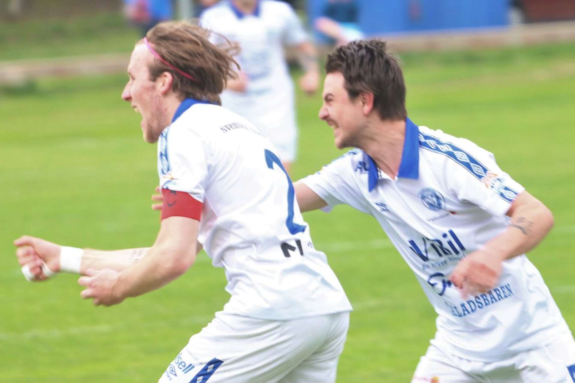 Lukas Söderqvist jublar efter matchens första mål i söndags när KSK 2–0-besegrade Töcksfors hemma på Stråvallen. Till höger: Erik Björndahl.