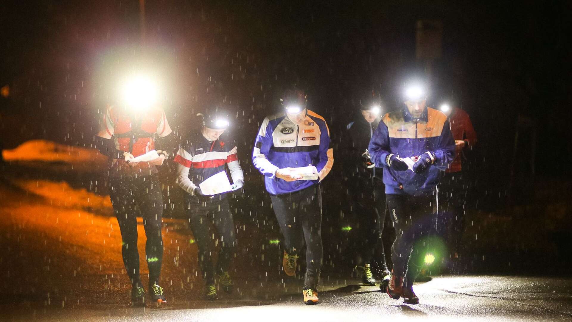 Starten för långa banan vid Kylklampens nattcup i Edane. Segraren Viktor Skoog syns som andre man från vänster.