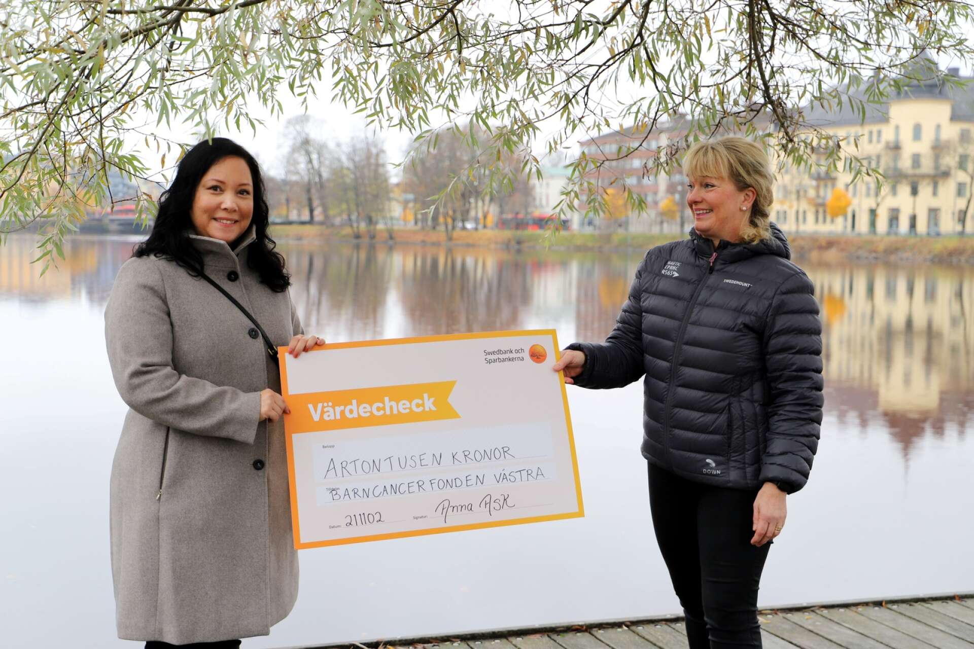 Anna Ask (i svart jacka) och Sara Güner från Barncancerfonden Västra möttes vid kanten av Klarälven i Karlstad.