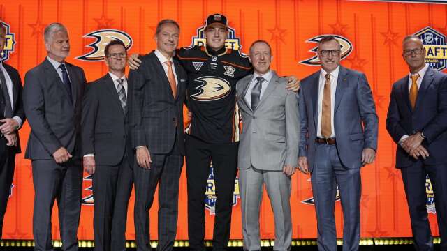 En bild från NHL-draften när Leo Carlsson valdes av Anaheim Ducks som andra spelaren totalt. 