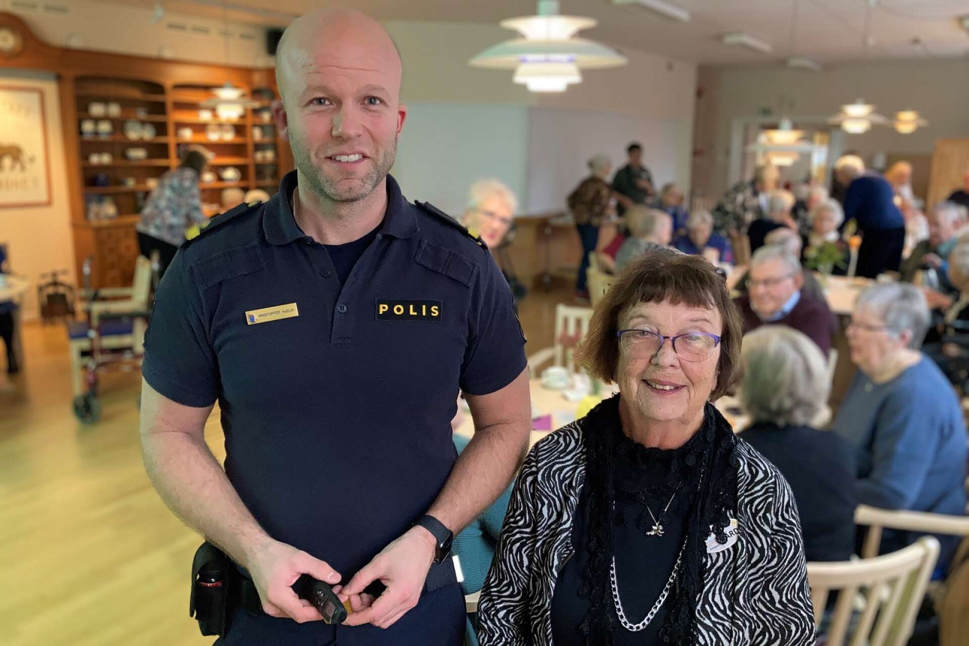 Kommunpolis Kristoffer Hjelm besökte tisdagens Guldkornet och Inger Skoglund var glad för responsen från åhörarna.