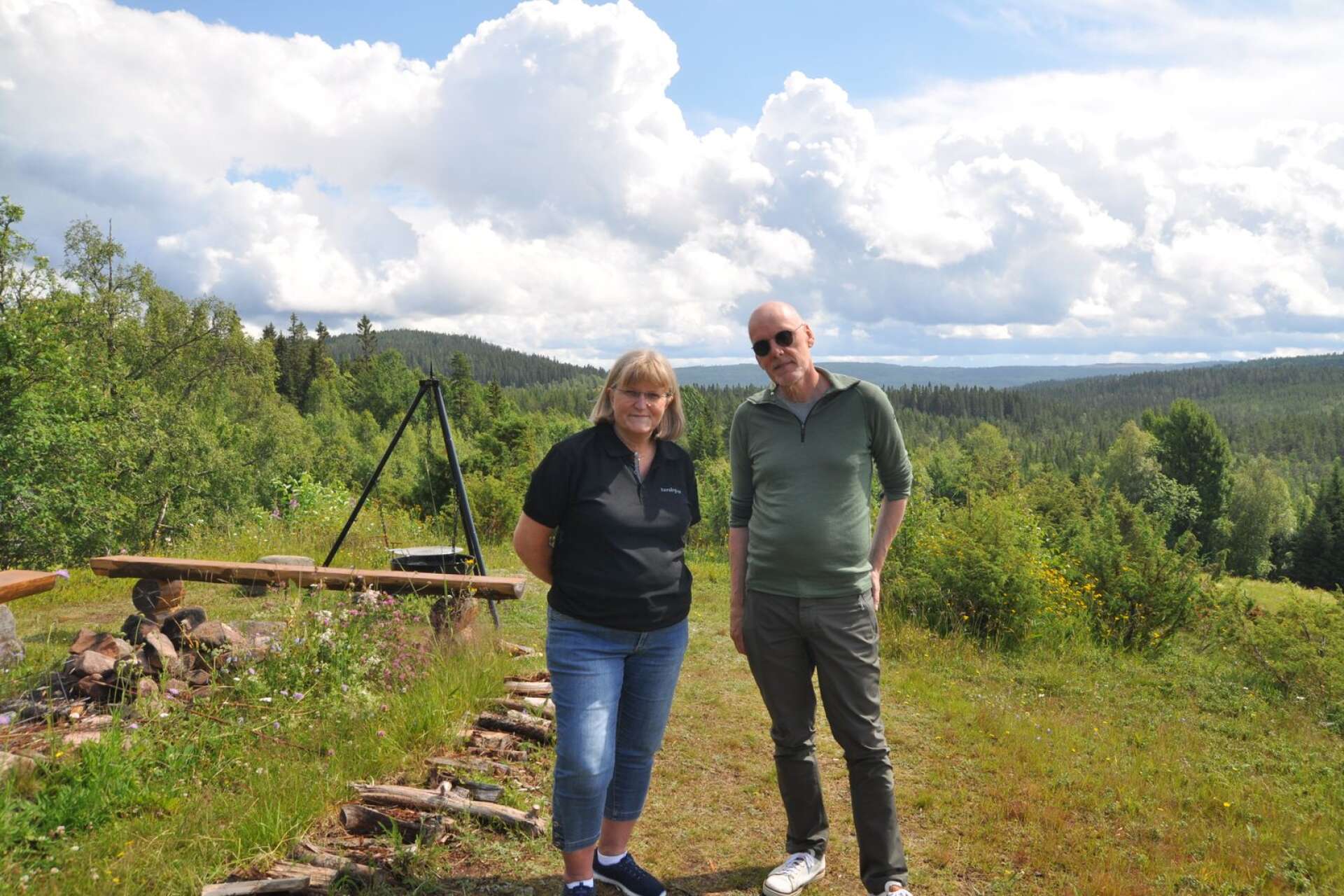 Eva Larsson, ordförande i Finnskogen Natur och Kulturpark, och Bengt Fjellstedt, ordförande i Mattila Natur- och Kulturförening.