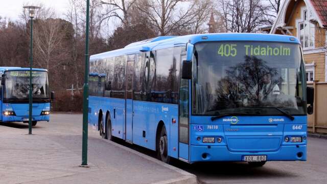 Tre bussar går varje vardag till Tidaholm.