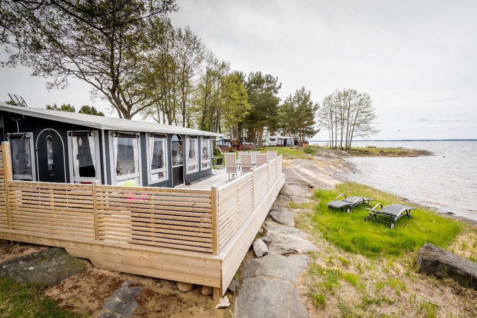 Inte tillåtet efter den 1 december. Kommunen vill ha bort alla byggnader inom 100 meter från stranden på Bomstadbadens camping.