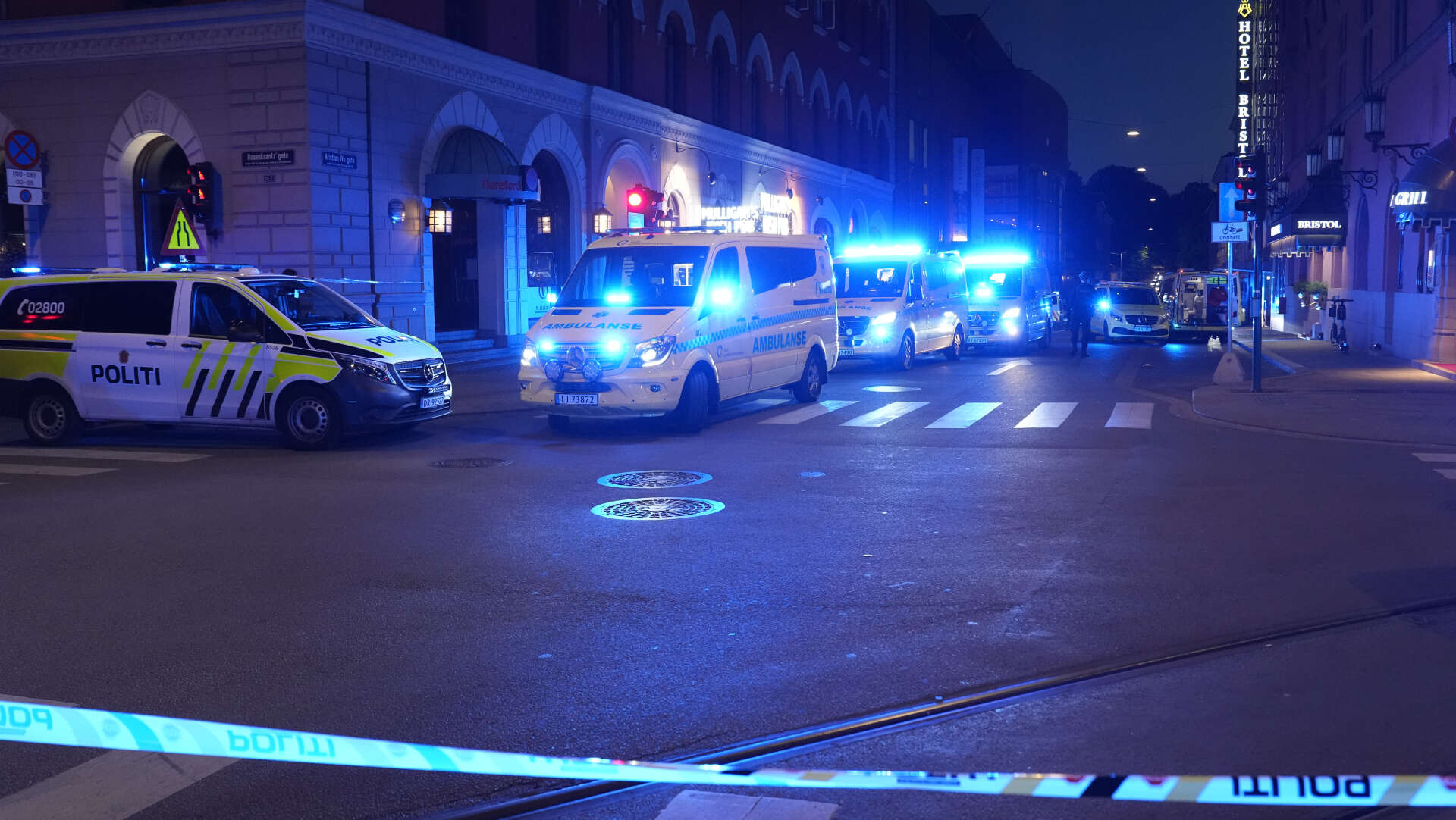 Poliser på plats vid brottsplatsen i Oslo efter det att två personer skjutits ihjäl.