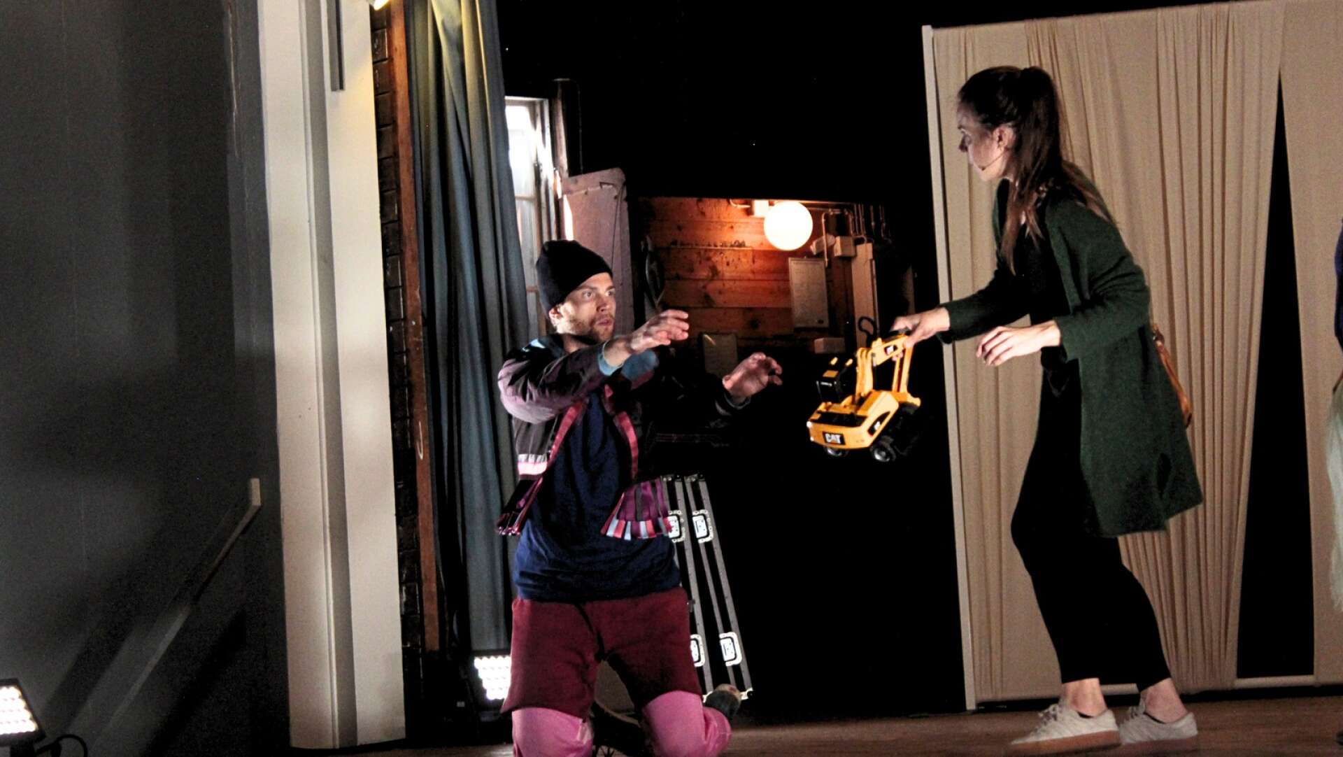 Maria Salomaa spelar mamma till Harpagon som spelas av Marcus Vögeli. 