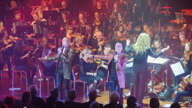 Bröderna Rongedal och Musikskolans symfoniorkester bjöd på en storslagen show i sporthallen, enligt AN:s recensent.