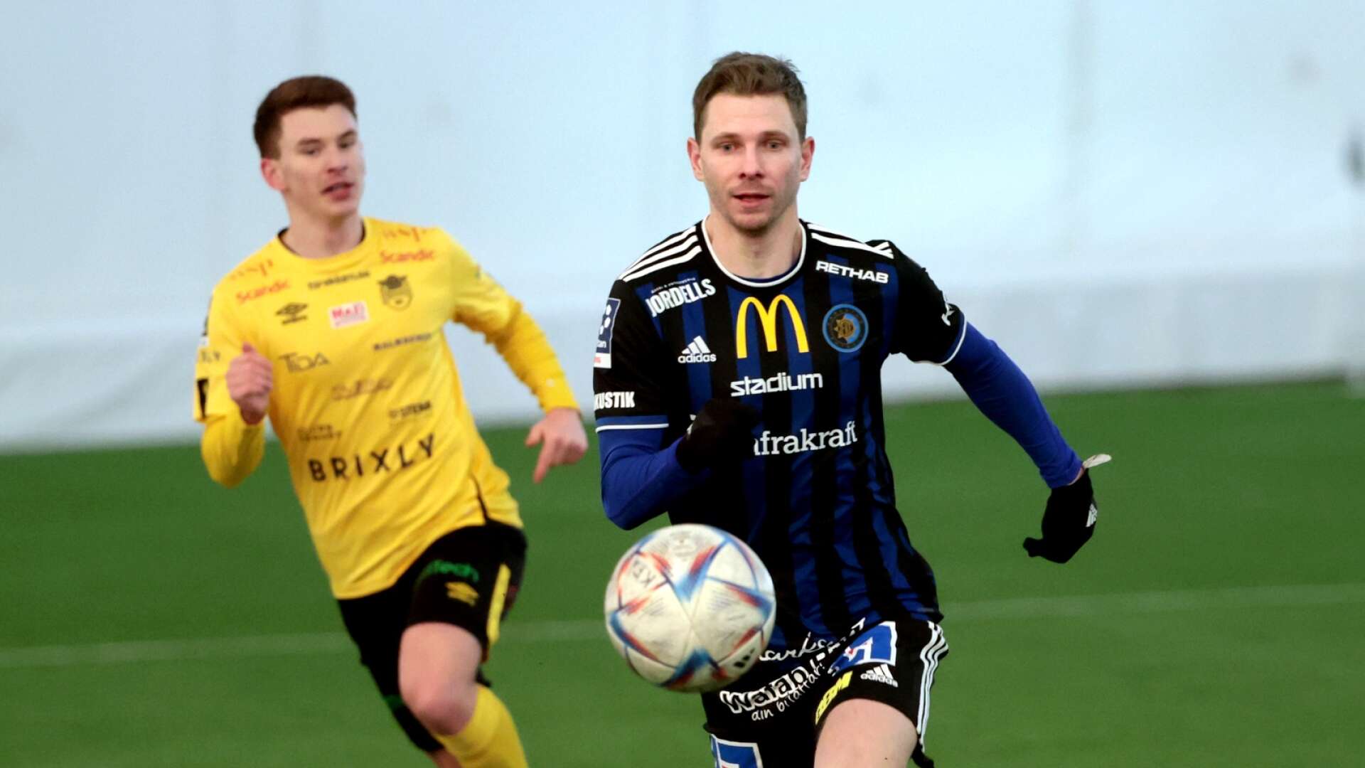 Karlstad Fotbolls stjärnvärvning Johan Bertilsson är knäskadad. 