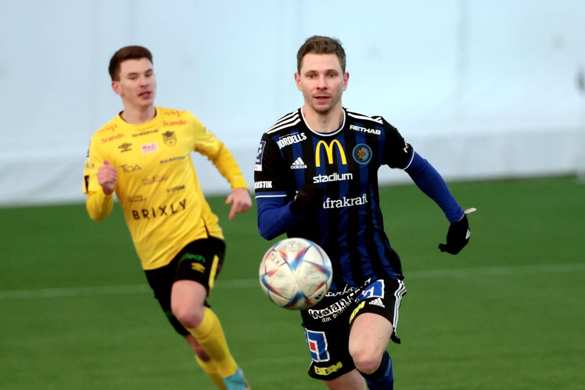 Karlstad Fotbolls stjärnvärvning Johan Bertilsson är knäskadad. 