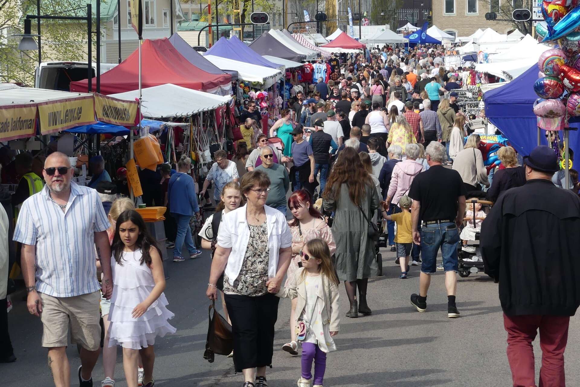 Vårmarknad i Säffle med många besökare.