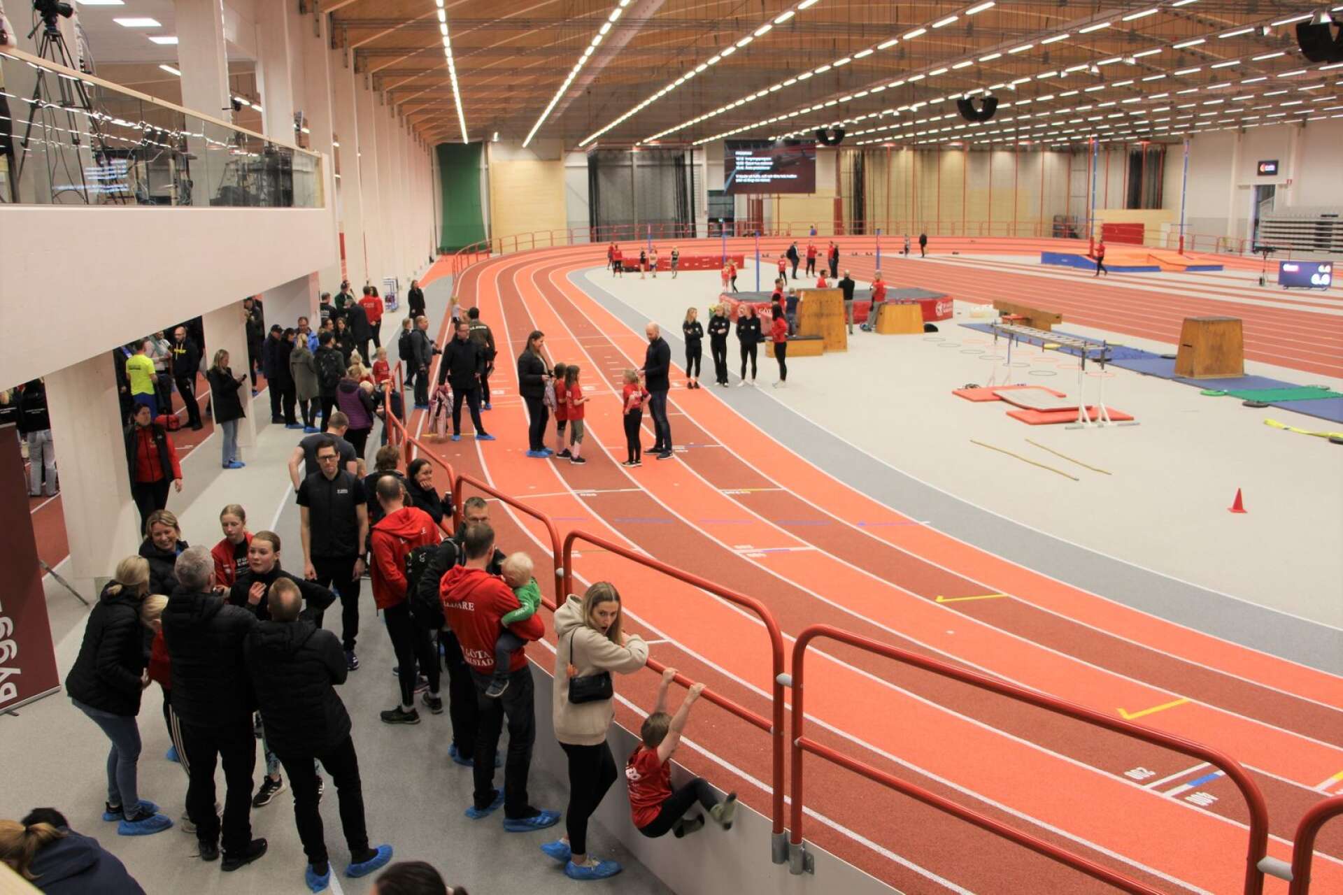 Den nya friidrottsarenan innehåller bland annat sex stycken 200-metersbanor och åtta rakbanor för 60 meter. Många hade kommit för att studera hallen.