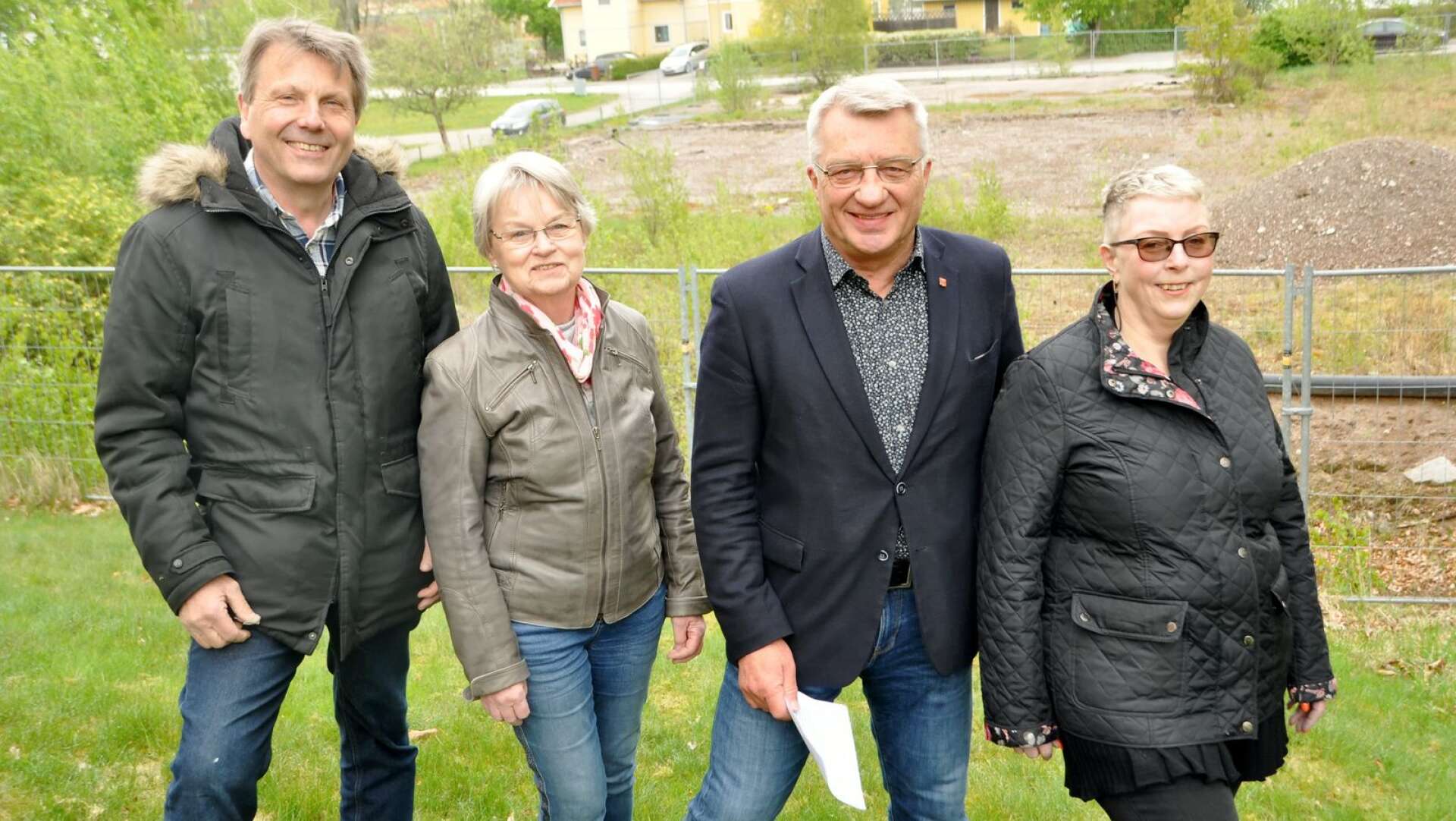 Gruppledarna för de partier som styr kommunen är nöjda med förvärvet. Från vänster syns: Per Jonsson (C), Anna-Greta Strömberg (KD), Stig Bertilsson (M) och Britt-Inger Sandström (SD) framför fastigheten Björkdungen 5.