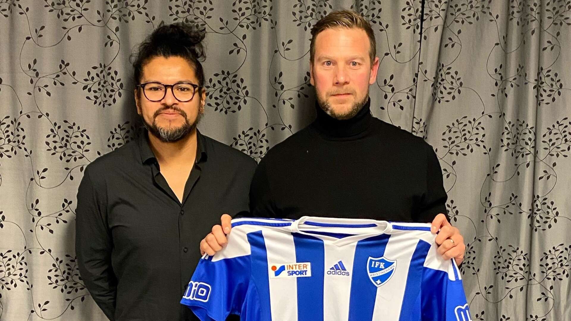 Peter Samuelsson, till höger i bild, är inne på sin andra säsong som tränare för IFK Kristinehamn. Den tidigare målsprutan från Degerfors ser god potential i IFKs trupp och tror att de kan klättra i tabellen under hösten. 