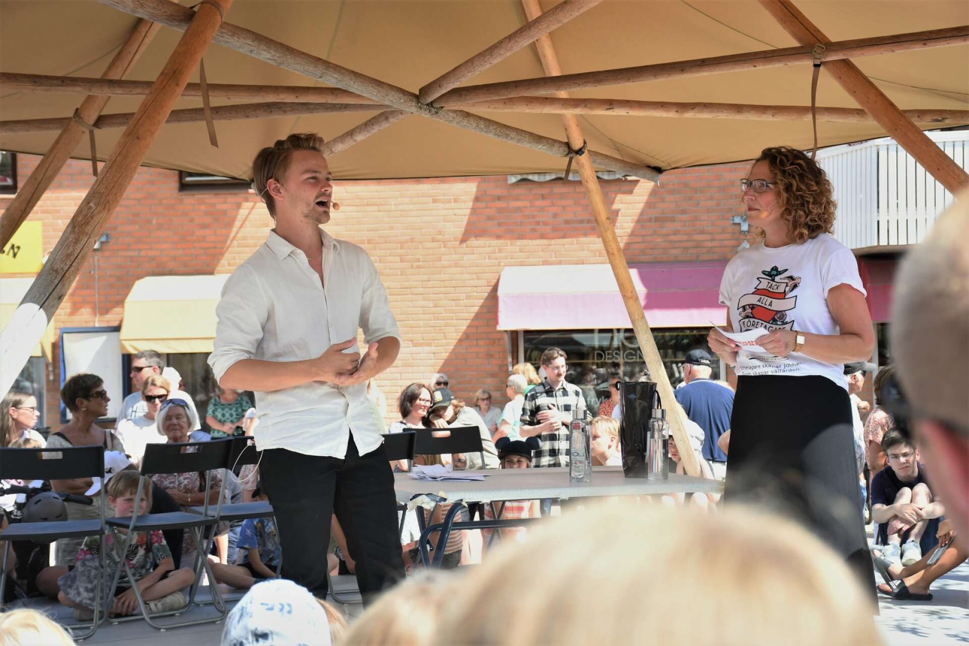 Hampus Hedström och Linda Isaksson, som intervjuade honom på scenen.