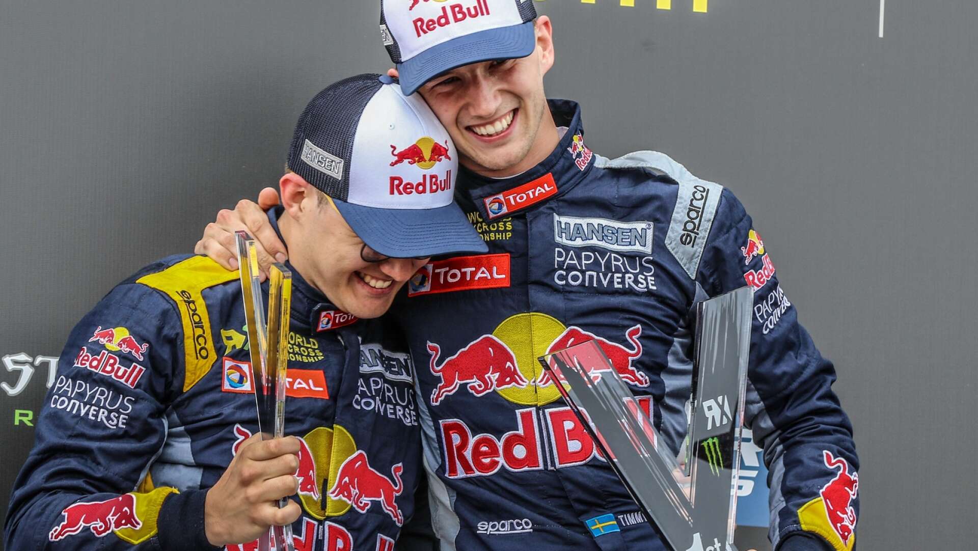 Kevin och Timmy Hansen efter dubbelsegern i Barcelona. Foto: @World / Red Bull Content Pool