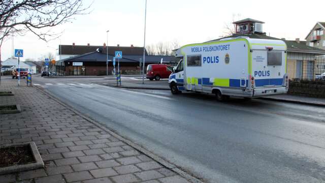 En man avled av de skador han fick efter ett gängbråk i Mellerud under natten till den 20 januari. Händelsen inträffade vid korsningen Storgatan och Berggatan. Den man som häktades för två veckor sedan på sannolika skäl misstänkt för dråp får sitt i häktet i ytterligare två veckor.