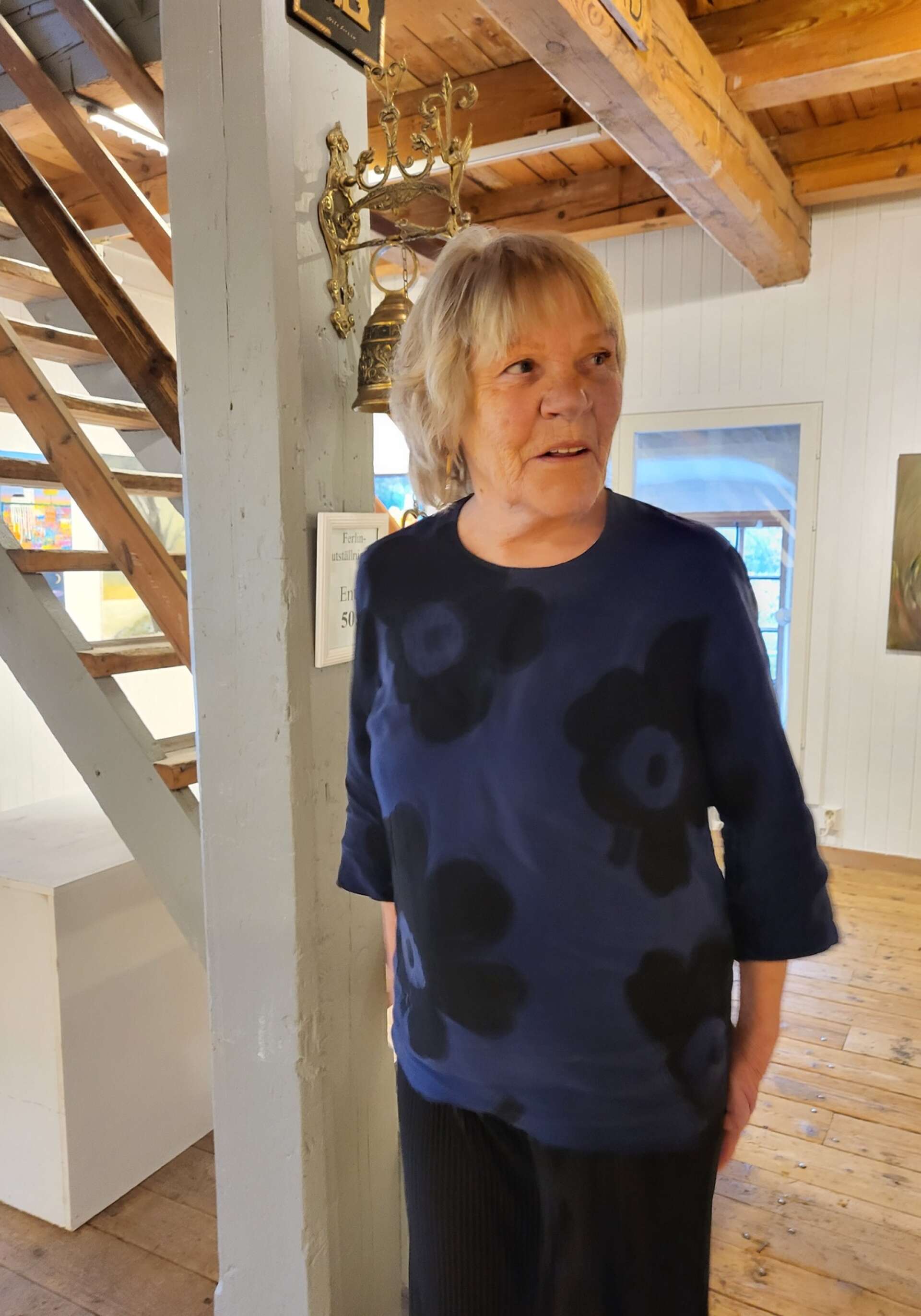 Konstnären Ulla Grönqvist hyllades dubbelt av Filipstads gille  – dels blev hon utsedd till Årets kulturprofil 2023, dels fick hon motta en förtjänstmedalj för lång och trogen tjänst i gillet.