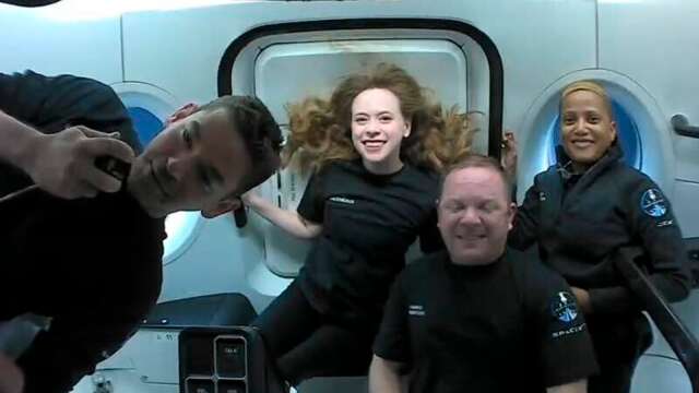 Inspiration 4:s passagerare i Dragonkapseln på sin första dag i rymden. Från vänster Jared Isaacman, Hayley Arceneaux, Chris Sembroski och Sian Proctor.