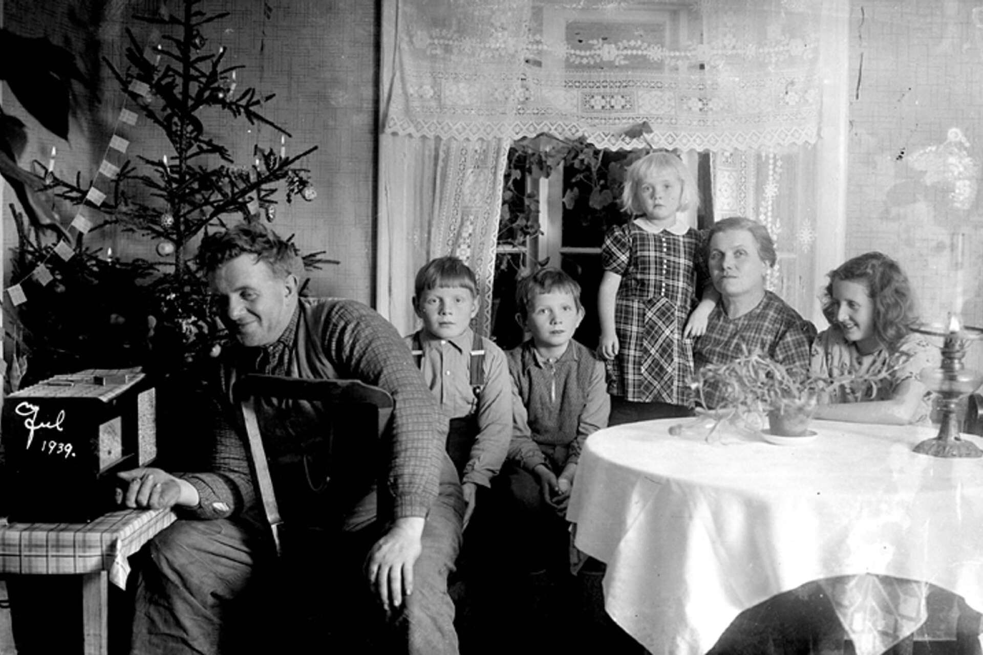 Julgran och radioteater är några av de jultraditioner som Karl-Erik Dahlgren minns från sin barndoms 1930-tal. Personerna på bilden har inget samband med artikeln.