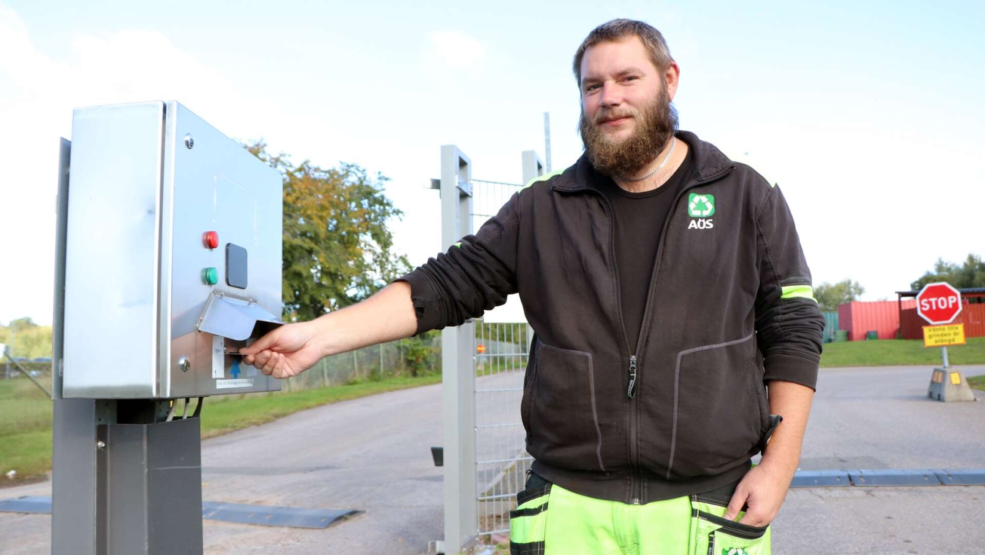 Andreas Dahlin, som arbetar på återvinningscentralen, uppmanar alla som har haft grönt kort i fem år eller mer att gå om kursen. 