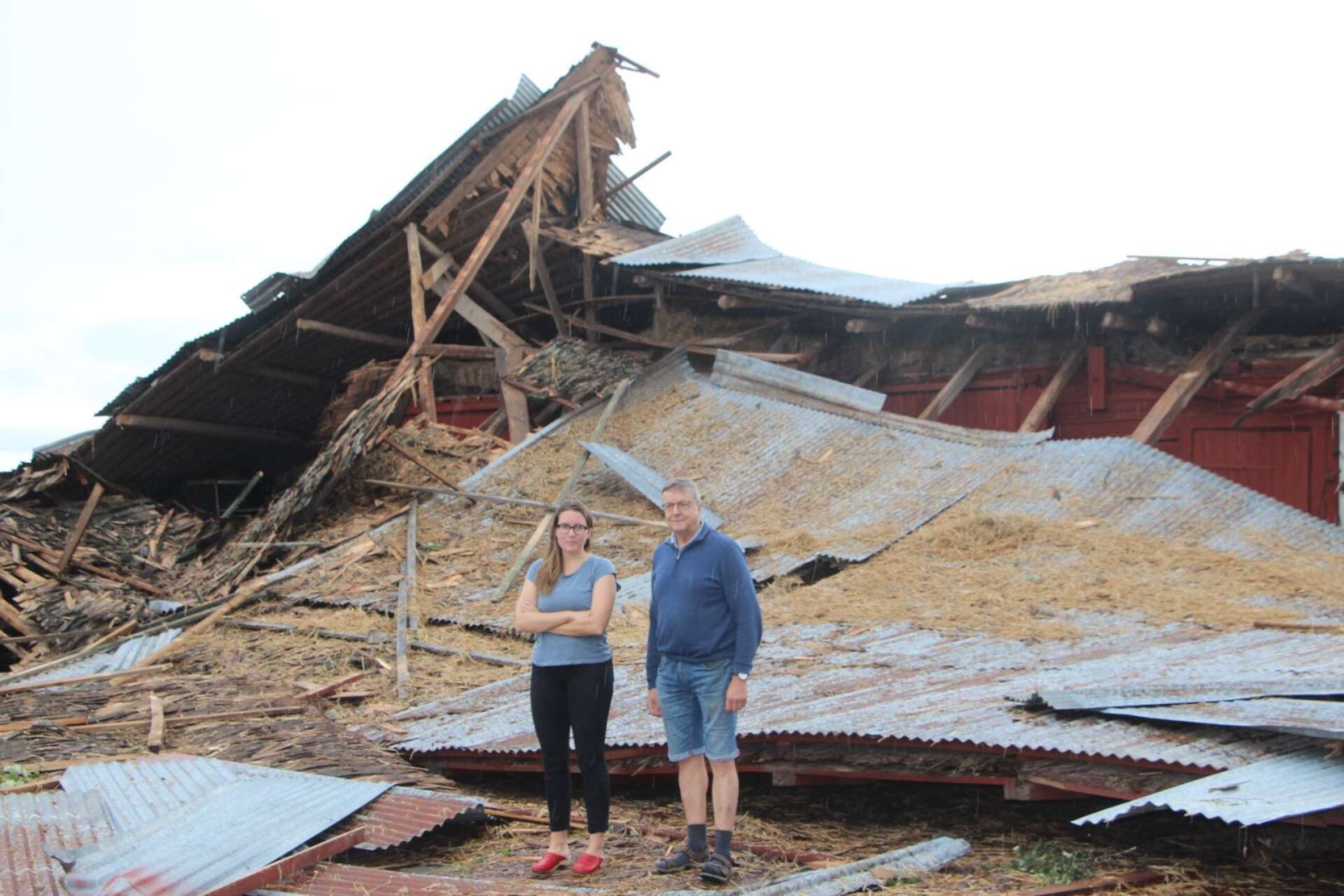 Fanny Gustafson och hennes pappa Karl-Johan fick se ladugården rasa samman under torsdagens oväder.
