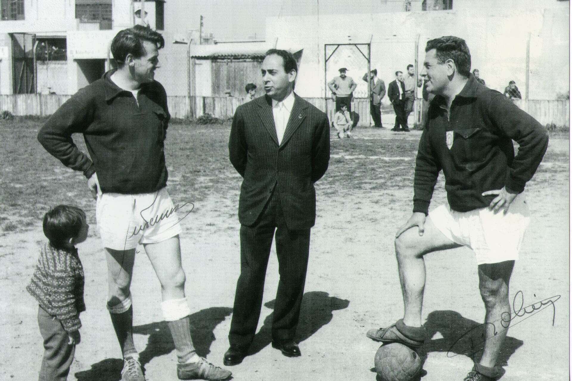 Säffle-Gunnar Andersson (till vänster) tillsammans med Olympique de Marseilles klubbdirektör  Saby och tränaren Jean Reny.