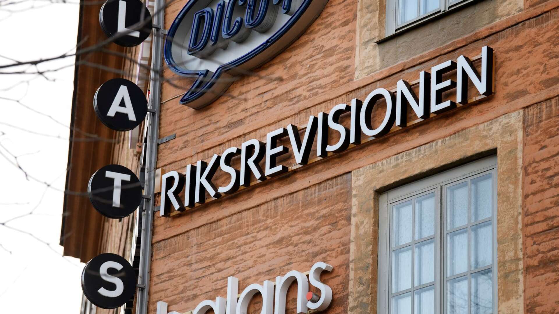 Riksrevisionen slår fast att bygg- och anläggning, tillsammans med bland annat städ, hotell och restaurang, tillhör riskmiljöerna för arbetskraftsexploatering, skriver Claes Thunblad och Carin Hansdotter.
