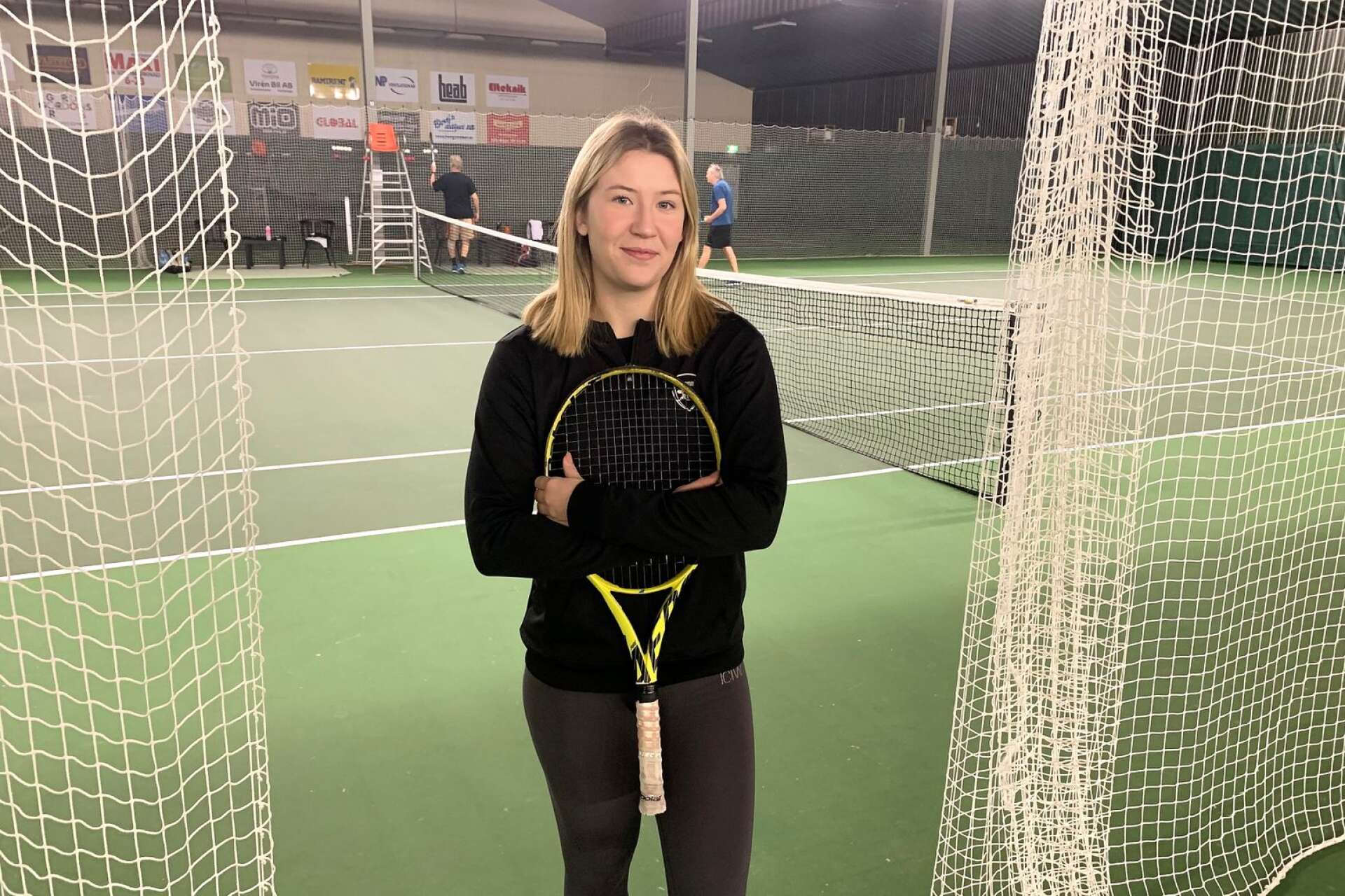Karin Johansson är kvar som tennistränare till maj. Då ska hon ut och resa.