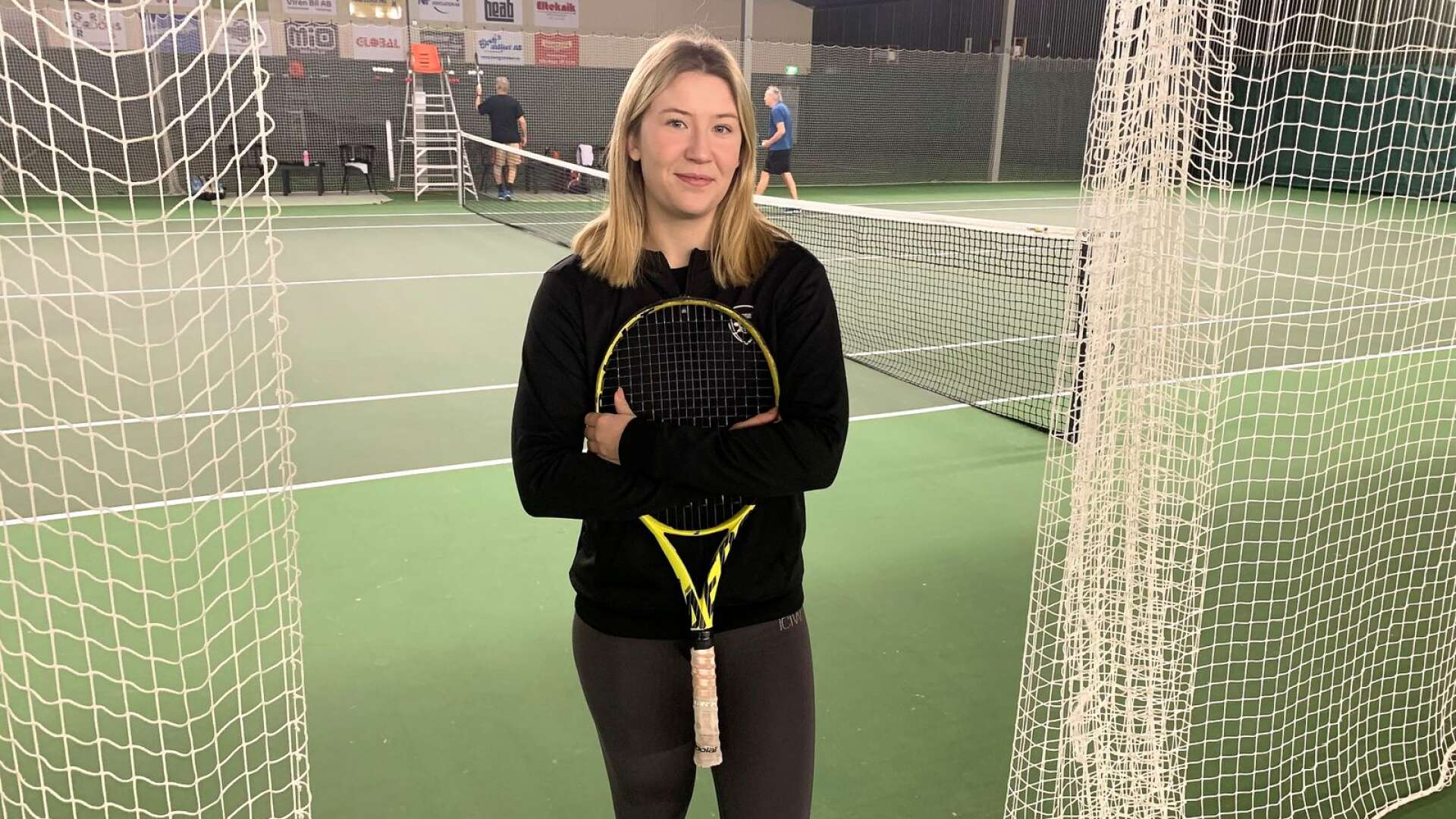 Karin Johansson är kvar som tennistränare till maj. Då ska hon ut och resa.