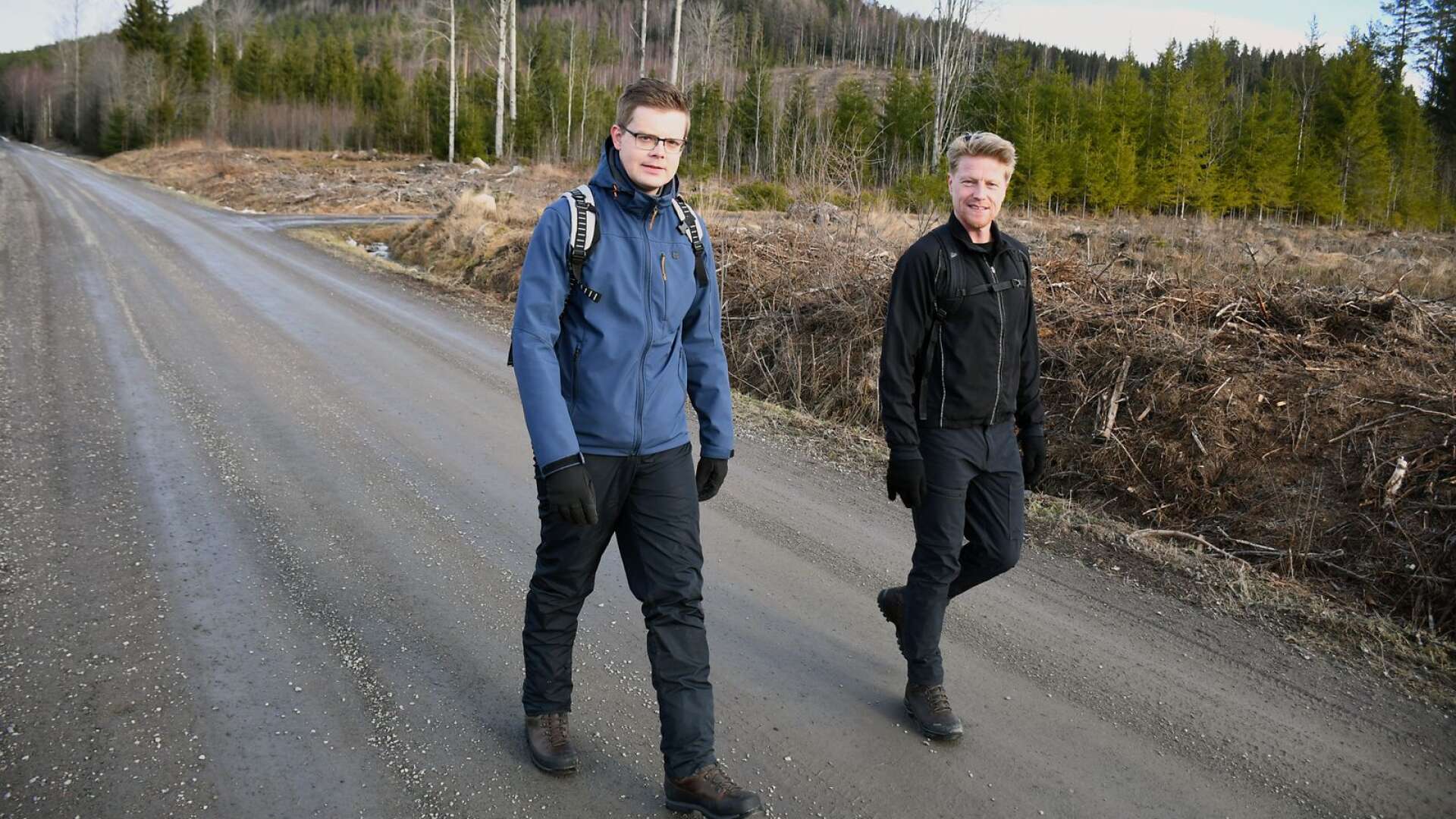 Kompisarna Daniel Skogman och Marcus Gullström har vandrat Fryken runt i etapper.