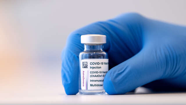 En Covid-19 vaccin ampull från Astra Zeneca. Arkivbild.