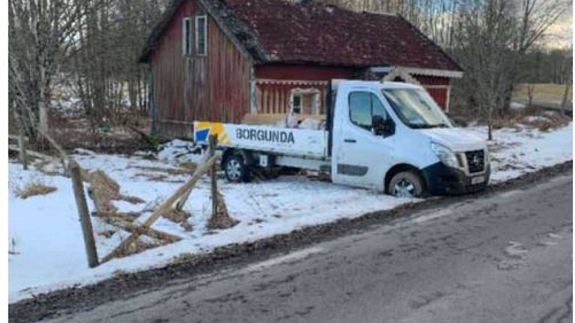 Återfunnen lastbil som stals vid Borgunda såg i mars. Den hittades dumpad i Falköping.