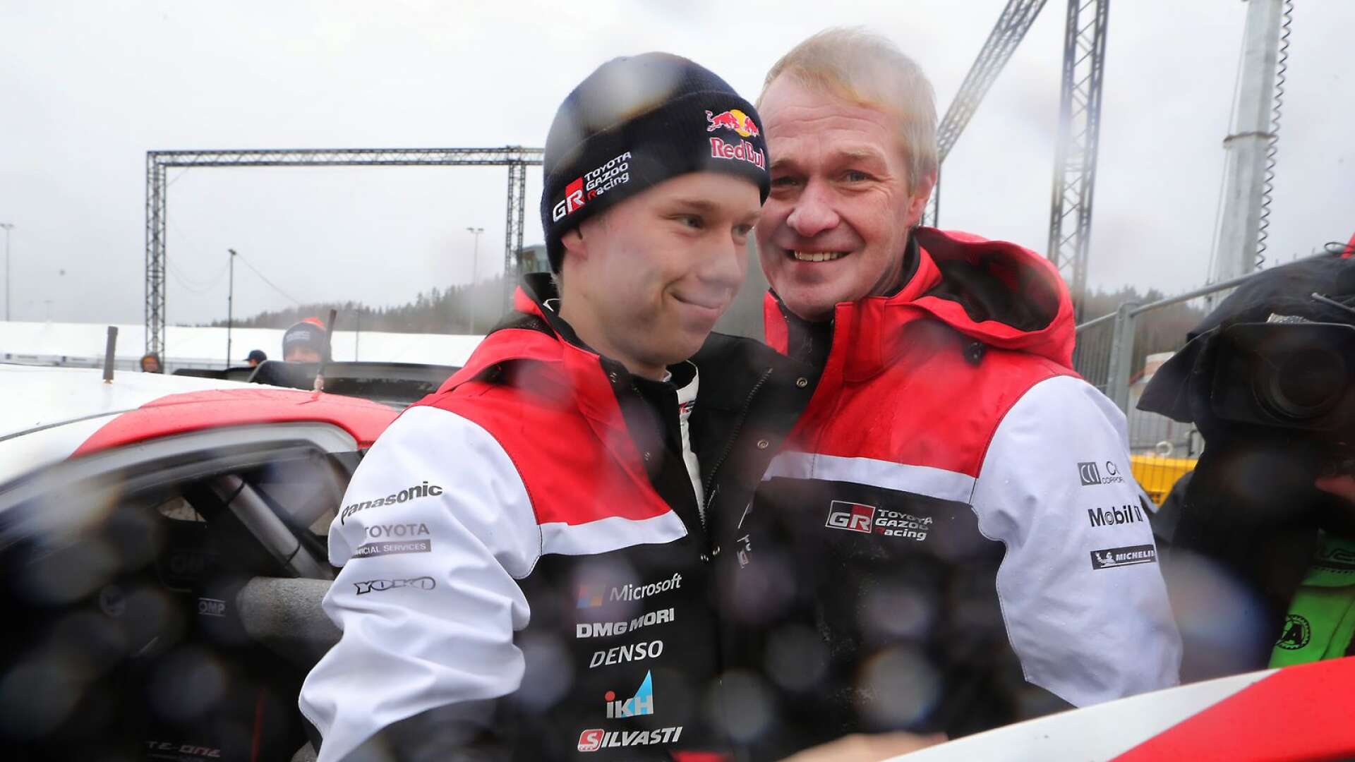 En rörd Harri Rovanperä kramar om sonen och supertalangen Kalle - som blev trea i rallyt.