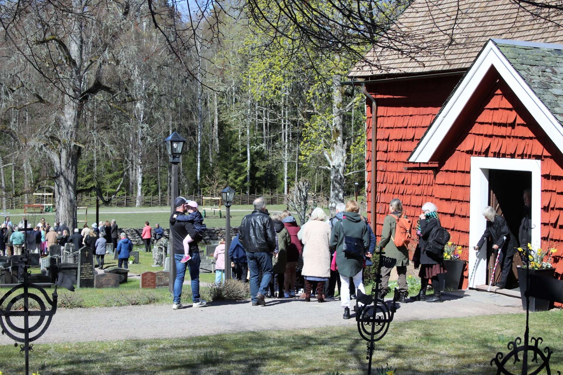 Det var en lång procession från kyrkan till kyrkogården när man först invigde nya begravningsplatsen i Fröskog. 
