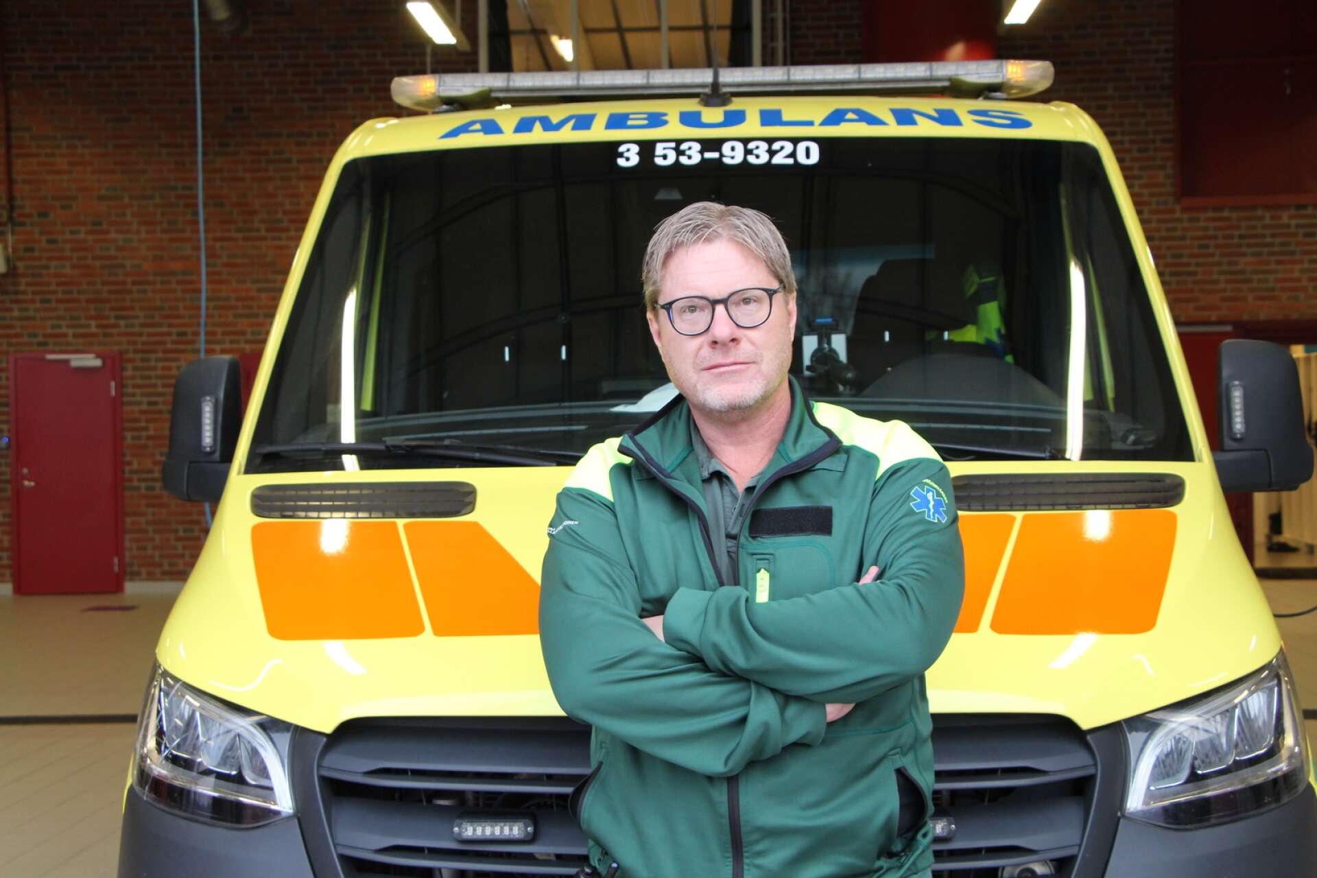 Jimmy Peterson, är ambulanssjuksköterska i Lidköping, men också skyddsombud. Han ser hur de längre körtiderna till Skövde kommer innebära mer övertid för personalen. Tiden man får ägna på vägen kommer också innebära en inre stress när personer i Lidköpingsområdet blir allvarligt sjuka och ambulansen befinner sig fem mil bort. 